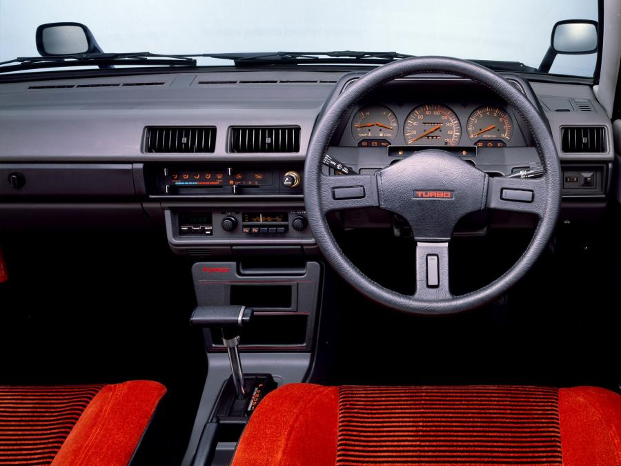 Торпедо Nissan Sunny Turbo Leprix Sedan (B11) 1982 года  (фото 8 из 8)